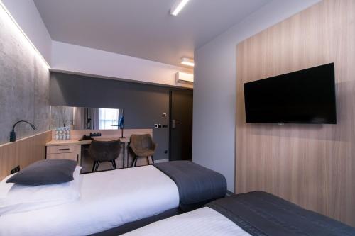 Bulvar Hotel - image 14