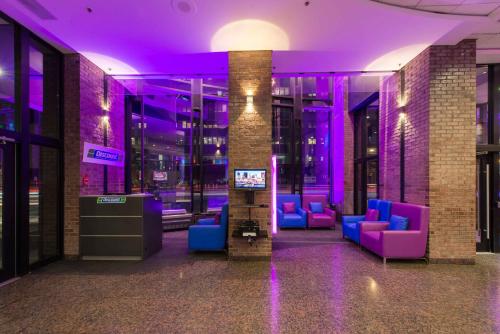 ล็อบบี้, ทราเวลลอดจ์ บาย วินด์แฮม มอนทรีออล เซ็นเตอร์ (Travelodge by Wyndham Montreal Centre) near เซ็นเตอร์ ดี' ฮีสทอรี เดอ มอนทรีออล
