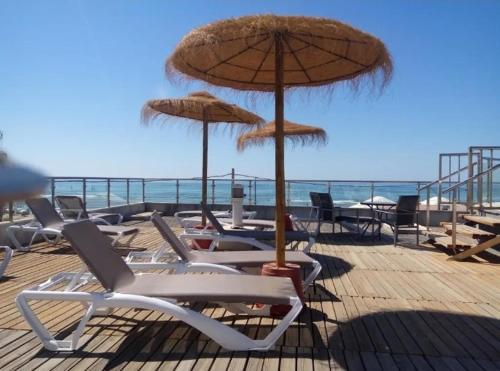 Islantilla-Apartamento con piscina y garaje en primera linea de playa