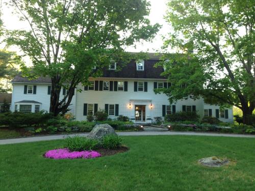 Adair Country Inn & Restaurant - 출입구
