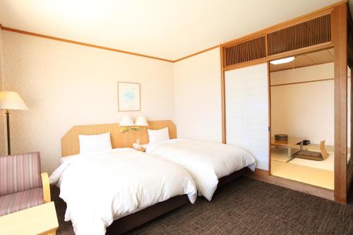 Tsushima Grand Hotel Set in a prime location of Tsushima, Tsushima Grand Hotel puts everything the city has to offer just outside your doorstep. The property offers guests a range of services and amenities designed to pro