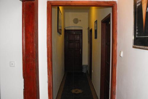 Hungaria Guesthouse - image 12