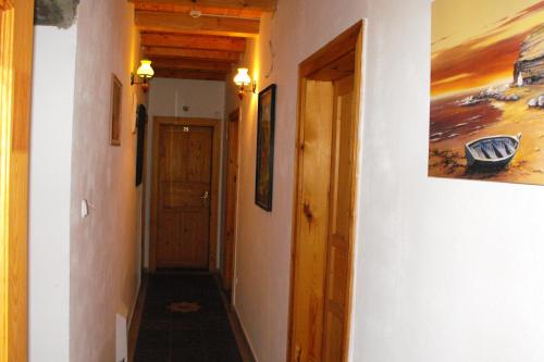 Hungaria Guesthouse - image 8
