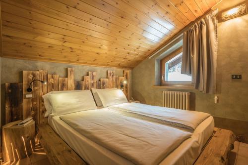 Standard One-Bedroom Apartment with Balcony