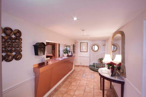 Roselawn Hotel - image 10