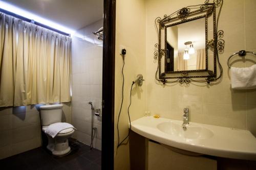room detail thumbnail 2