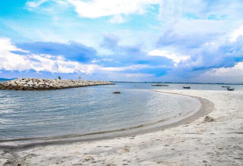 Beach, 8 Boutique By The Sea Hotel in Tanjung Tokong