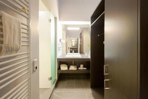 Deluxe Double or Twin Room image 5