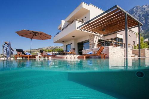 Villa View a luxury villa in Makarska, heated private pool, jacuzzi, gym Makarska