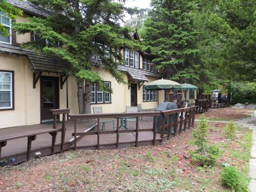 Crandell Mountain Lodge - Accommodation - Waterton Park