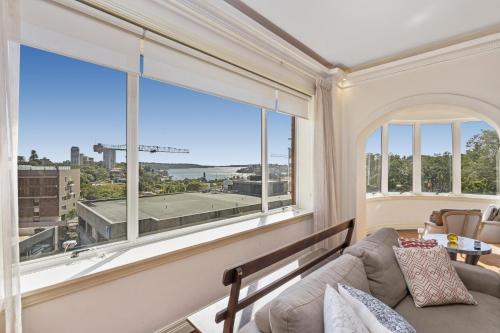 Luxury art deco apt with Sweeping Harbour views - image 3
