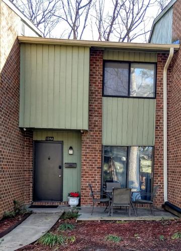 Delightful Townhome - Central Raleigh Location
