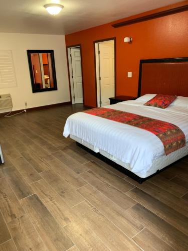 norwalk inn & suites in Norwalk, USA