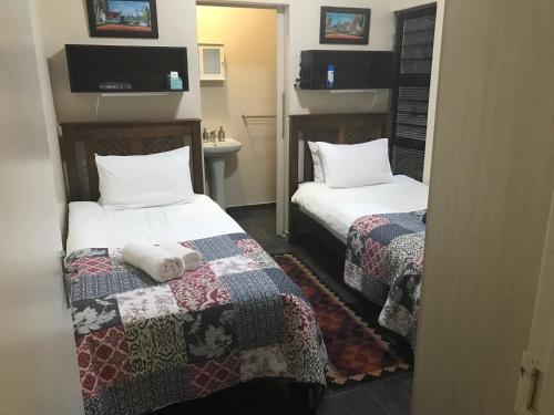 Standard Twin Room image 6
