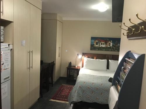 Twin/Double Room image 7