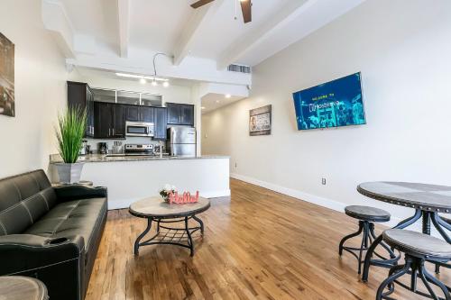 Pet Friendly Gorgeous Condos 1 minute walk to French Quarter New Orleans