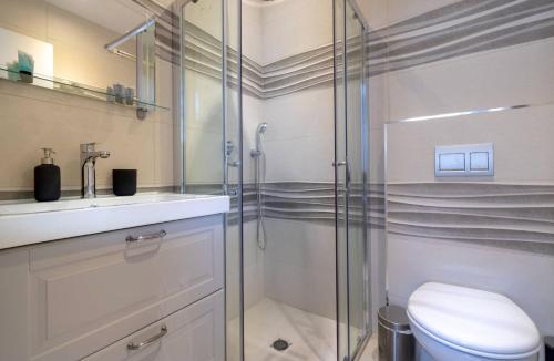 Bathroom, King David Luxury Apartments in Jerusalem
