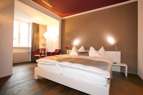 1 queen bed, 1 twin bed