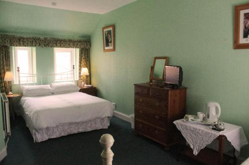 1 double bed, 2 twin beds