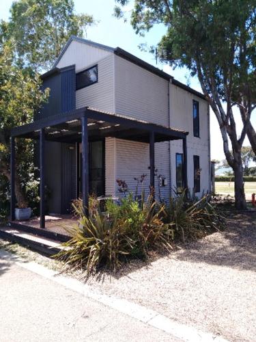 Koonwarra Holiday Park Located in Lake Entrance, Koonwarra Holiday Park is a perfect starting point from which to explore Gippsland Region. The property has everything you need for a comfortable stay. Service-minded staff w