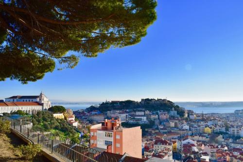 Aesthetic Riverview Apartment in Historical Lisbon, Lissabon