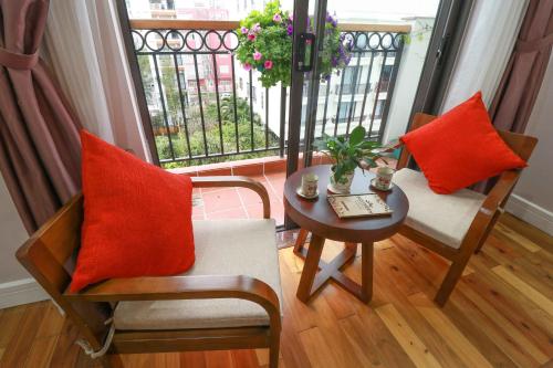 Eco Twin Room with Balcony image 3