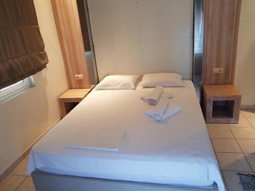 Hotel George – Thassos Town, MO