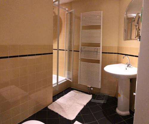 Bathroom, Apartment in Romantic Villa in Bilthoven