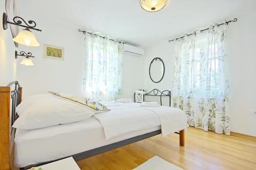 Luxury villa with a swimming pool Liznjan, Medulin - 16329