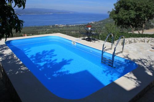 ctbv103/ Holiday home with private pool