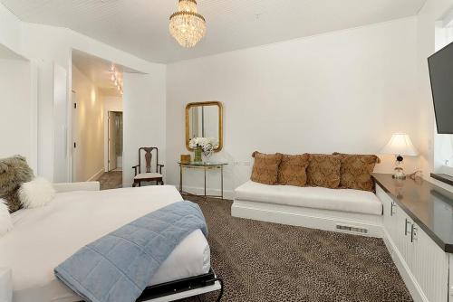 Independence Square 310, Chic, Remodeled Studio w/ Great Location in Aspen, A/C, & Kitchenette, Aspen (photo 3)