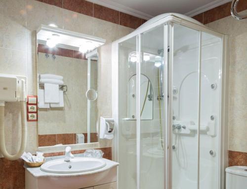 Hotel Real de Castilla Complejo ATH Real de Castilla I-II is perfectly located for both business and leisure guests in Tordesillas. Both business travelers and tourists can enjoy the propertys facilities and services. Serv