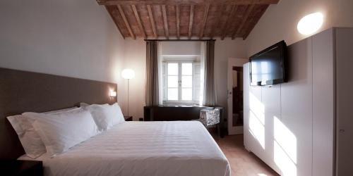 Locanda SantAgata Set in a prime location of San Giuliano Terme, Locanda SantAgata puts everything the city has to offer just outside your doorstep. The hotel offers a high standard of service and amenities to suit th