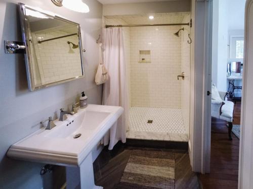 Burdett House Bed & Breakfast