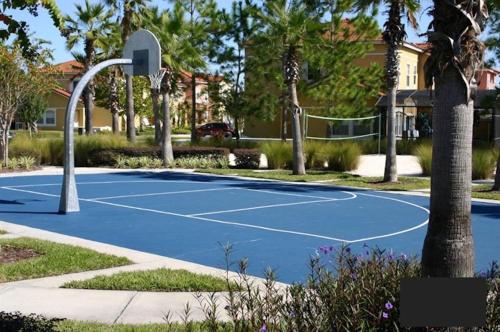 Disney Dream with Hot Tub, Pool, Xbox, Games Room, Lakeview, 10 min to Disney, Clubhouse