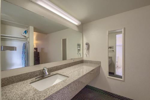 Americas Best Value Inn Uvalde