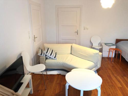 Altstadt Nähe 7 Min Fußweg über Alte Maibrücke zu Pension mit Balkon & Garten, ideal for long stay, relocation Altstadt Nähe 7 Min Fußweg über Alte Maibrücke zu Pension mit Balkon & Garten, ideal for long stay, relocation