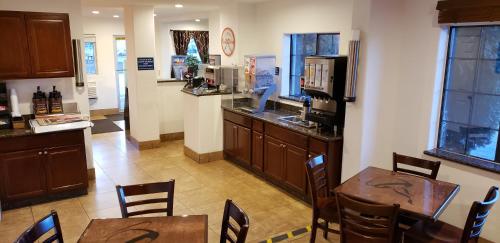 Howard Johnson by Wyndham Flagstaff University West - 식음료(F&B)