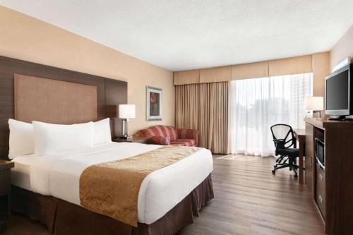 Ramada by Wyndham Belleville Harbourview Conference Center