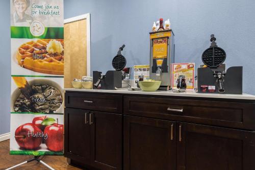 Quality Inn Bellevue - image 2