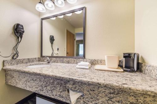 Quality Inn Bellevue - image 4