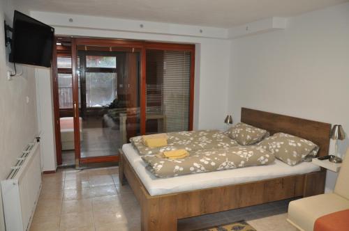 1 double bed, 1 twin bed