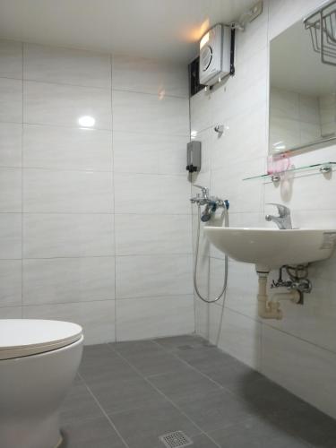 Bathroom, FU AO WO & HOSTEL in Matsu Island