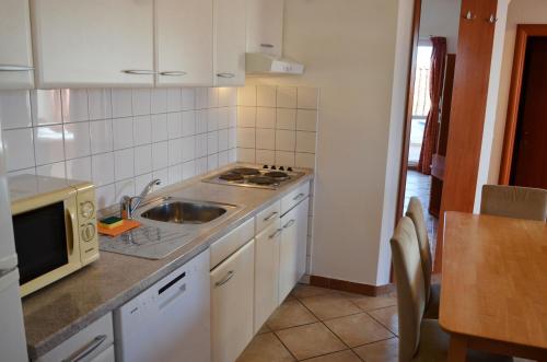 Apartments Pirovcanka - image 14