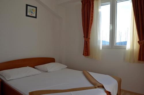 Apartments Pirovcanka - image 12