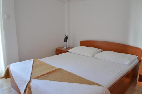 Apartments Pirovcanka - image 13