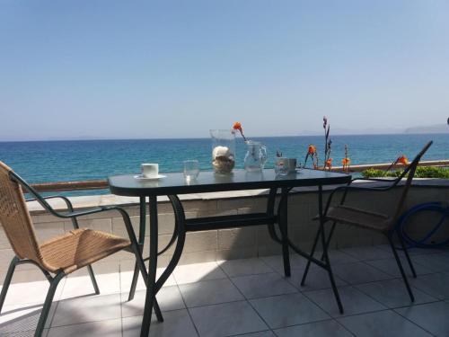  Sunrise Beachfront Apartment in Sitia