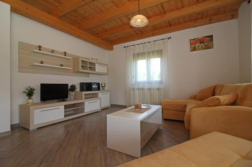  Mirjana in Kmeti (Haus für 4-5 Personen) in Žminj