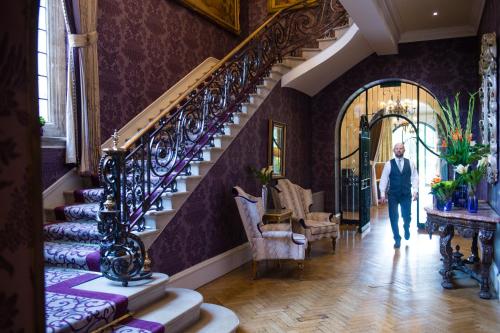 Pennyhill Park Hotel and Spa - 로비