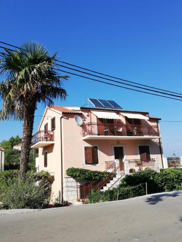  Apartments Vrisnik in Jelsa